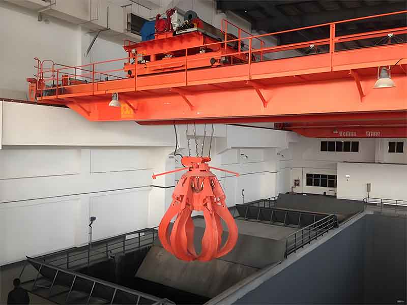Clamshell grab in operation