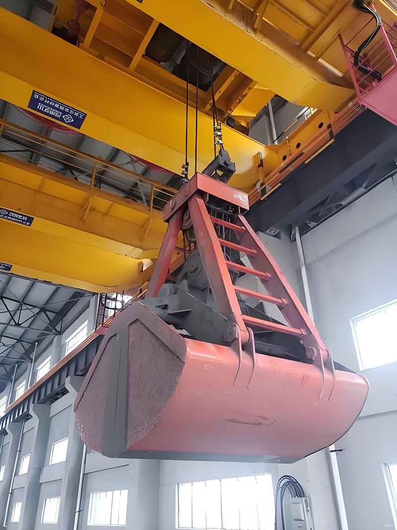 Orange-peel grab handling scrap