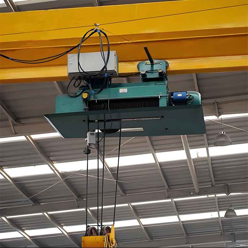 Metallurgical hoist for foundry area