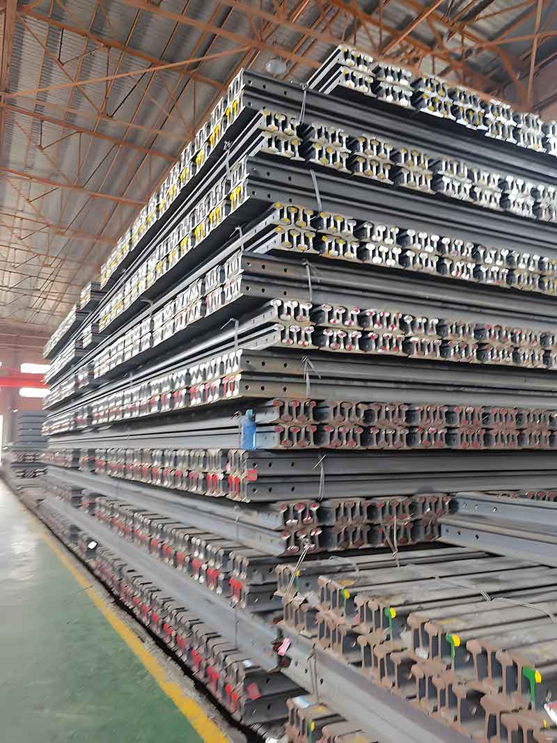 DIN/QU rails with clips