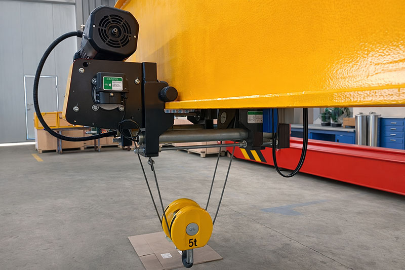 European double-girder hoist for compact crane layouts
