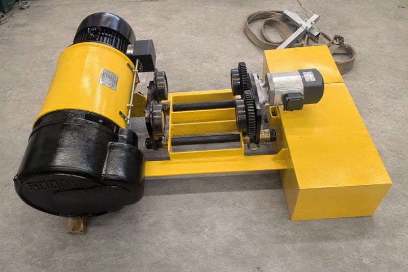 Low headroom hoist for compact workshops